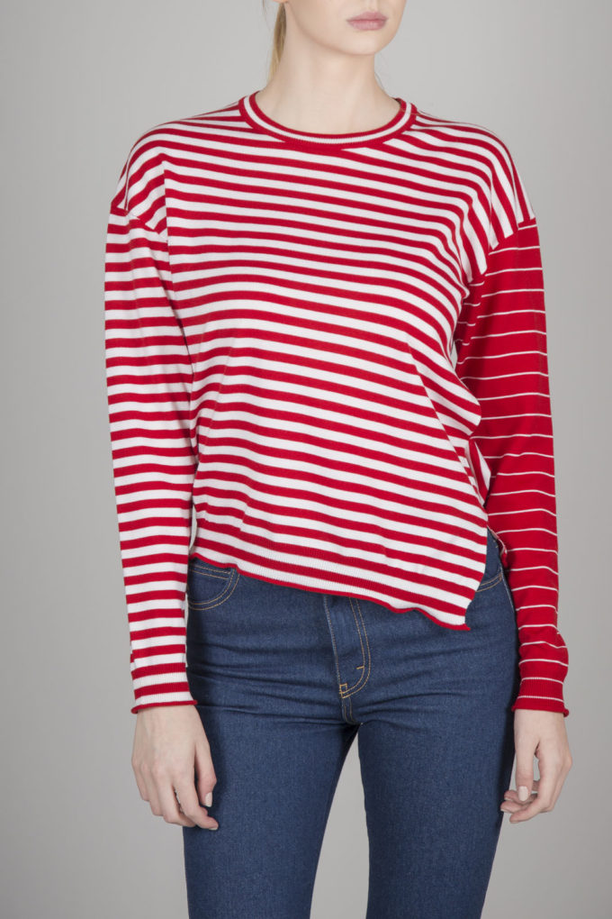 Czerwony sweter w paski