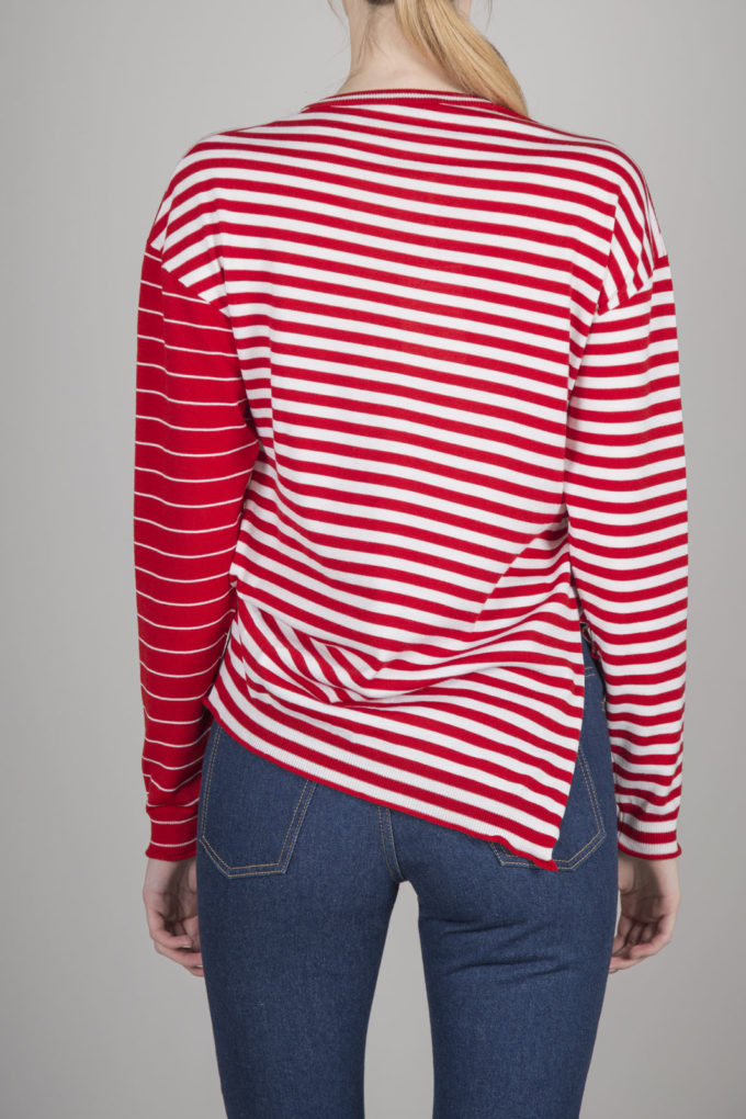 Czerwony sweter w paski