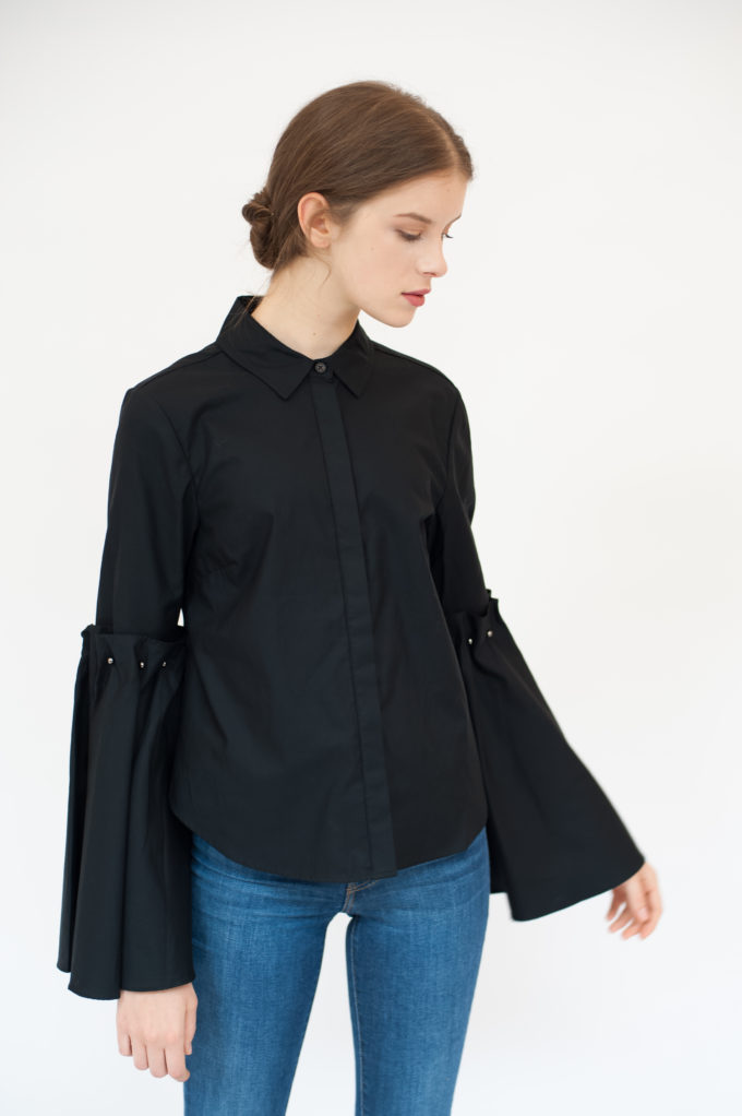 Shirt with flared sleeves