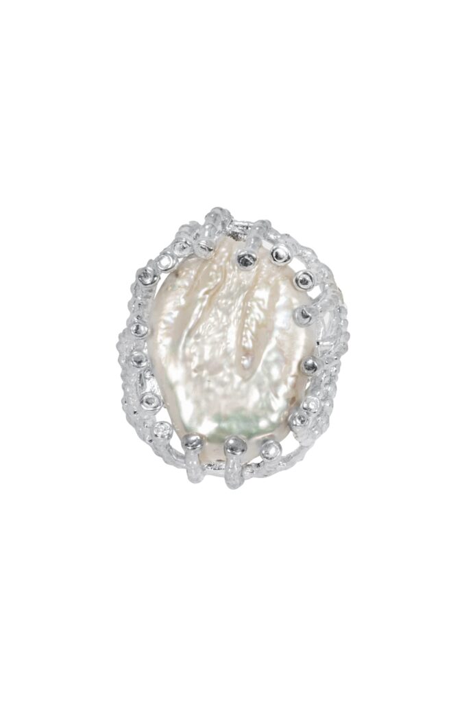 srebrny pierścionek z dużą perłą