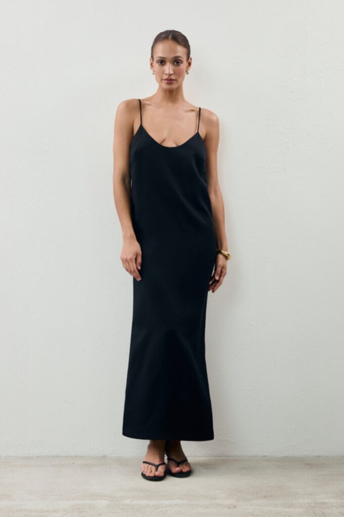 czarna sukienka slip dress