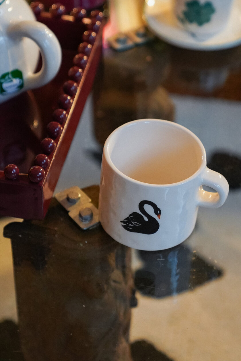 Black Swan Mug - obrazek 2