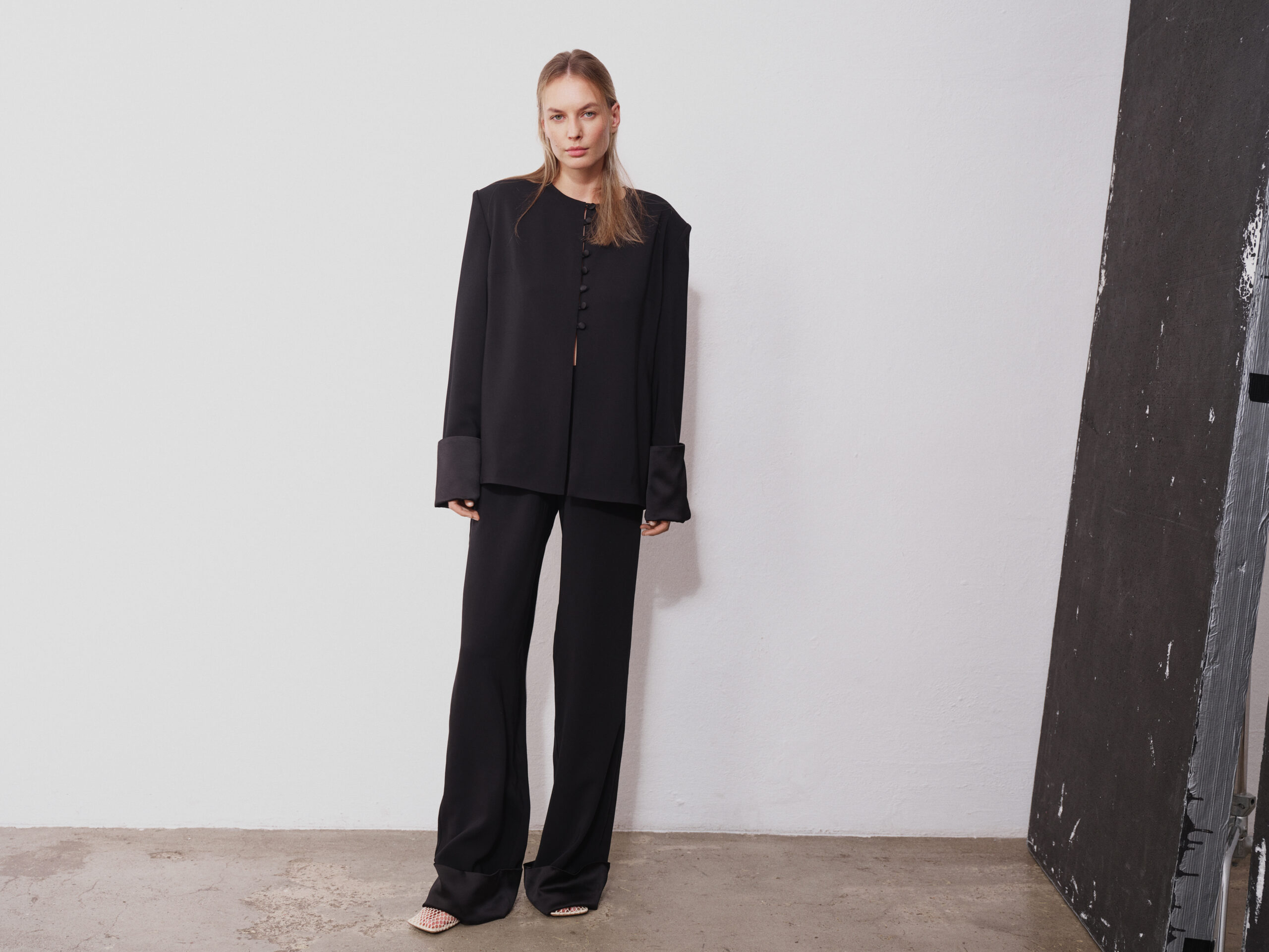 Rhea Black Soft-Tailored Blazer - obrazek 4