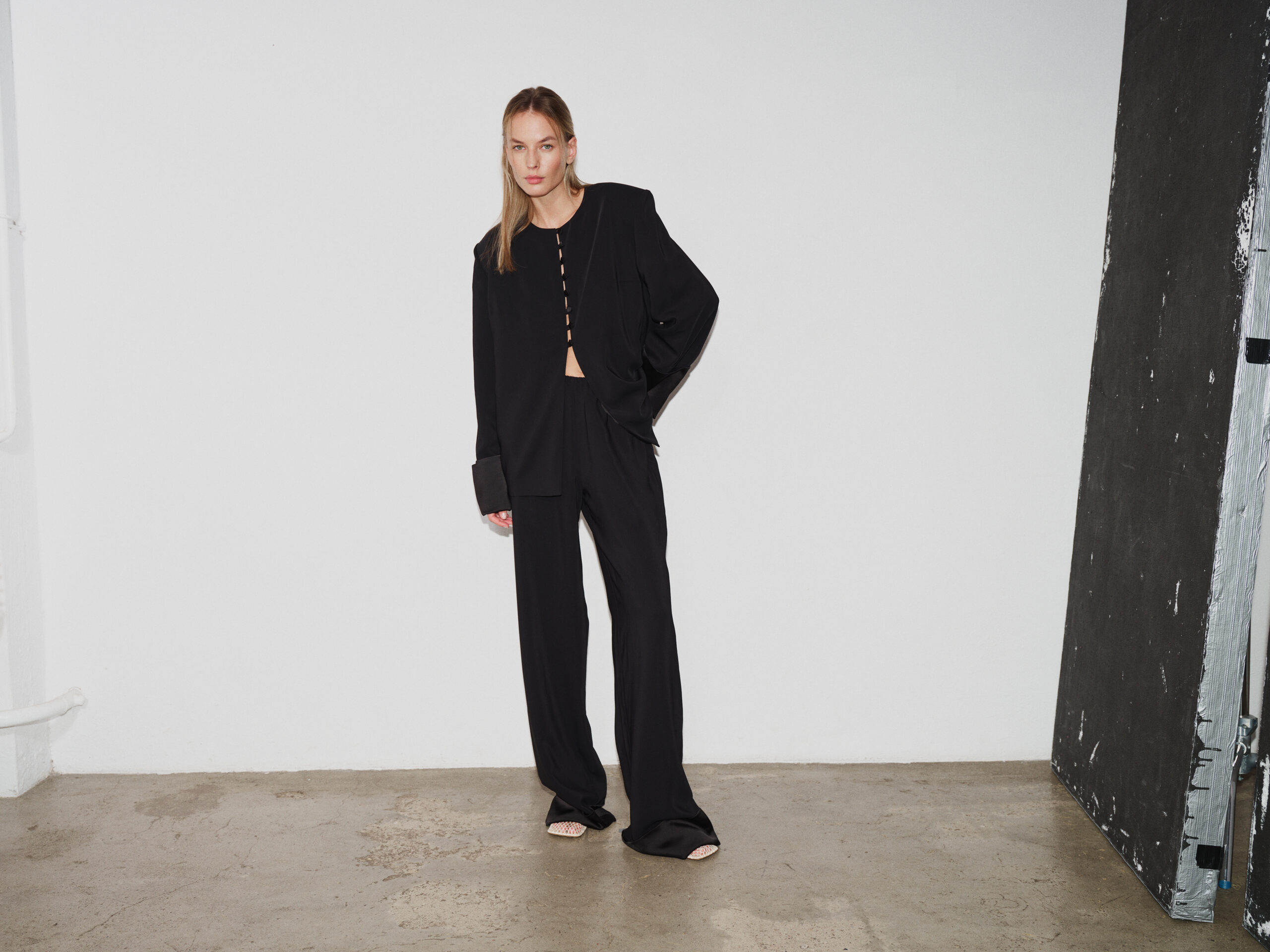 Rhea Black Soft-Tailored Blazer - obrazek 5