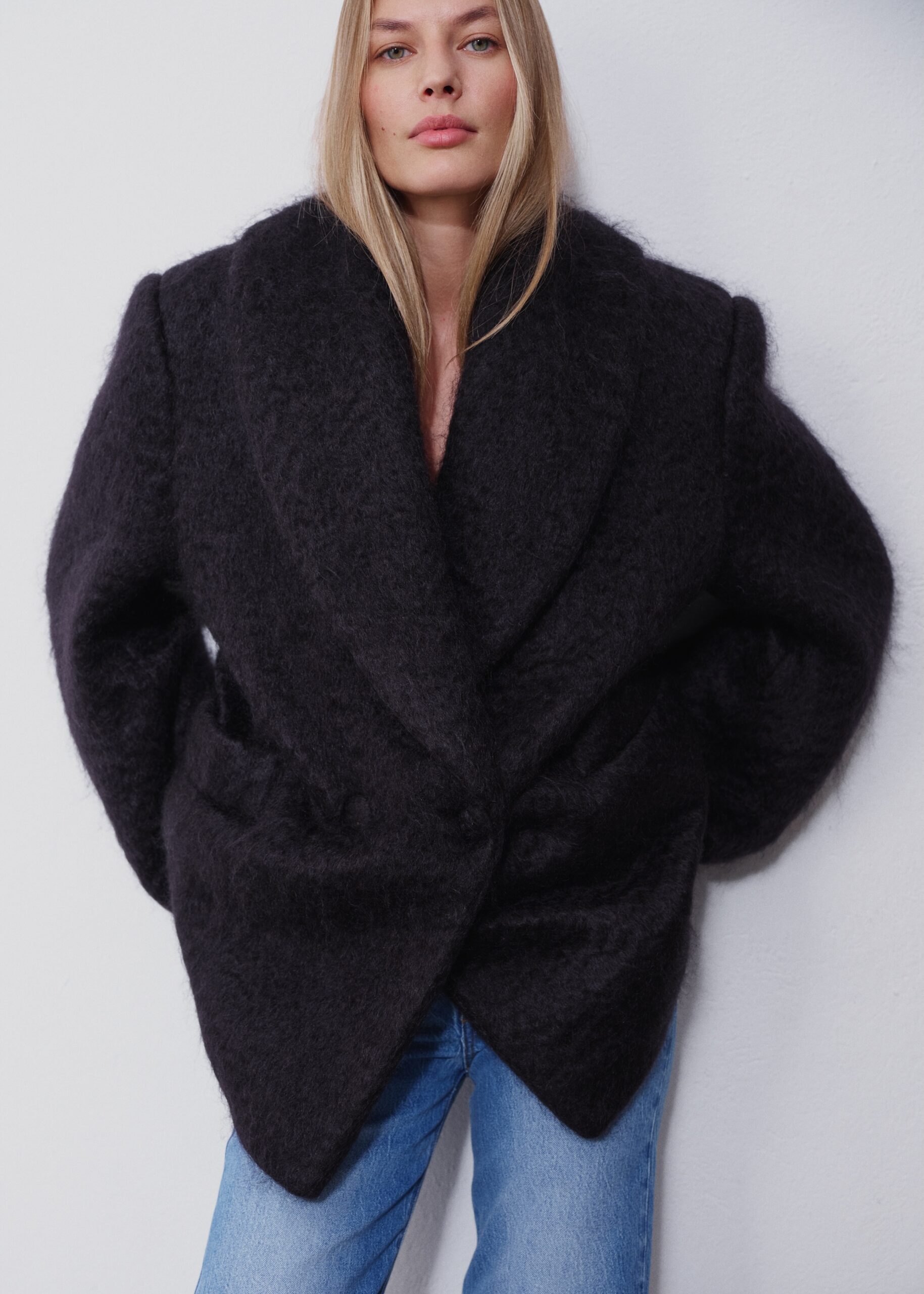 Lea Mohair Black Coat - obrazek 2