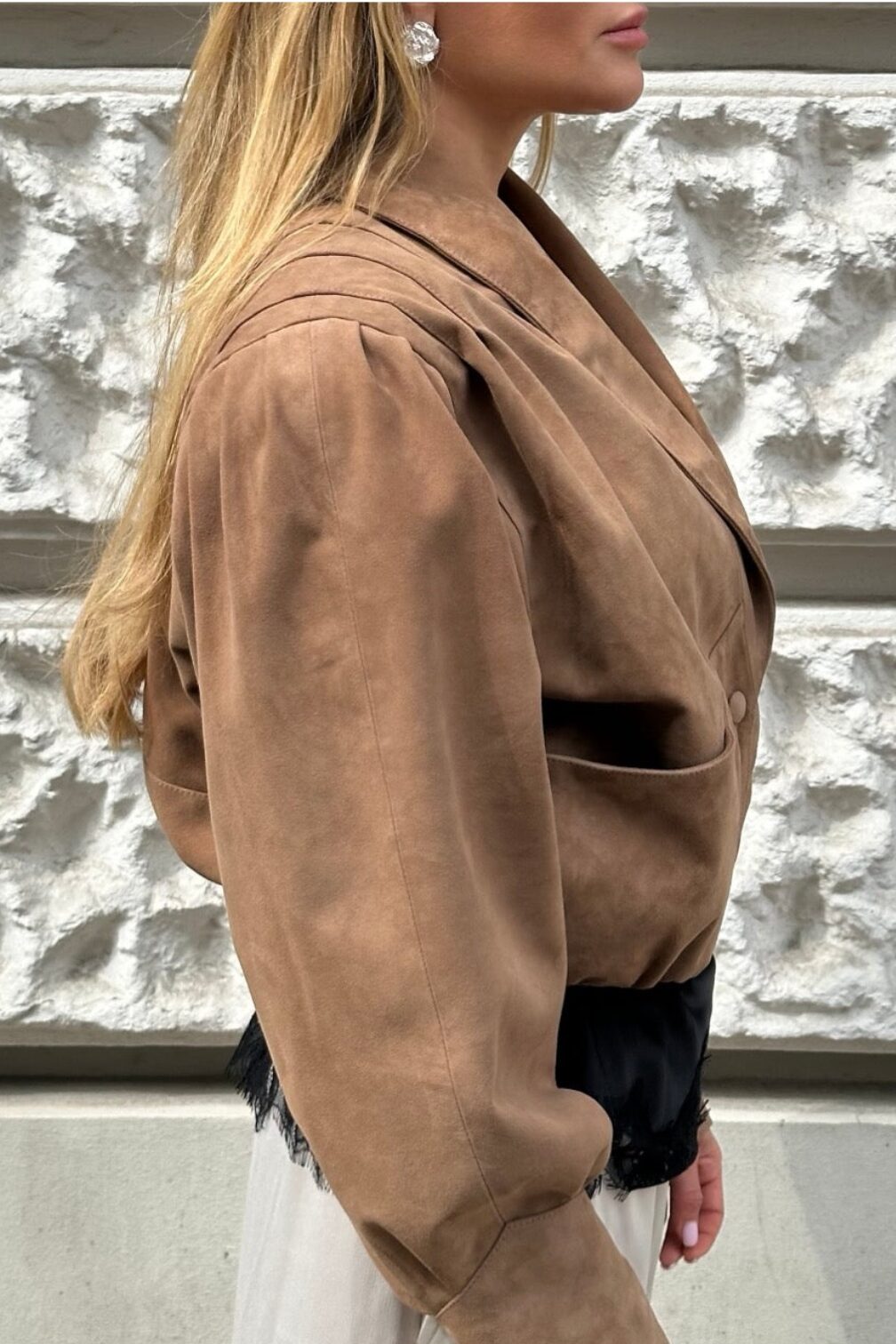 Envie Retro It Girl Jacket in Mocha Mousse Suede - obrazek 3