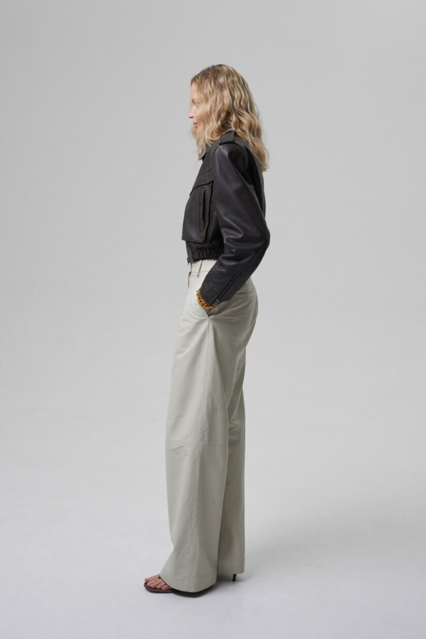 Joie Cropped Bomber Jacket in Brown Leather - obrazek 3